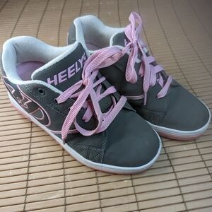 Heelys women's sz 6 gray leather wheel on heel shoes. 66pm